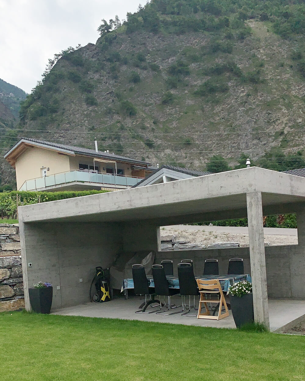 Terrasse avant avec aménagement, design d'extérieur dans le Valais.