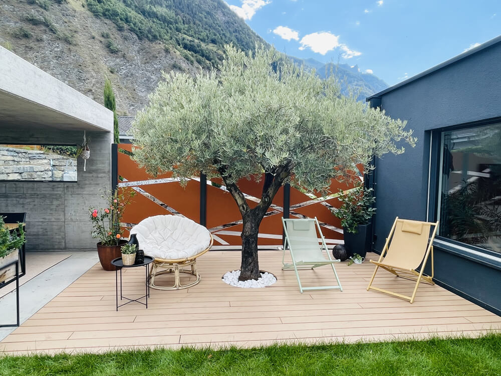 Terrasse extérieure de villa, design d'extérieur dans le Valais.